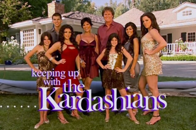 《與卡戴珊一家同行》起初的規模不大，主要是紀錄了 Kardashian 一家在其加州的小康之家中的生活