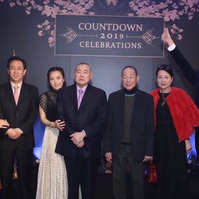 也在任職娛樂記者的期間，她結識了香港知名富豪劉鑾雄