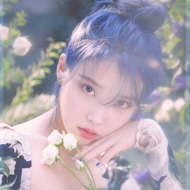 IU 挑染霧灰藍髮色夢幻中顯跳脫 IU 挑染霧灰藍髮色夢幻中顯跳脫