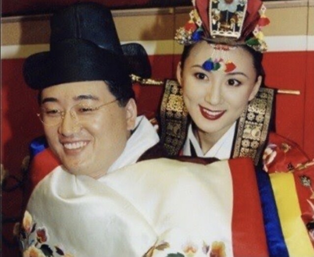 金喜愛1996 年和有韓國 Bill Gates 之稱的電腦奇材李昌鎭拍拖 3 個月便閃婚。 金喜愛1996 年和有韓國 Bill Gates 之稱的電腦奇材李昌鎭拍拖 3 個月便閃婚。
