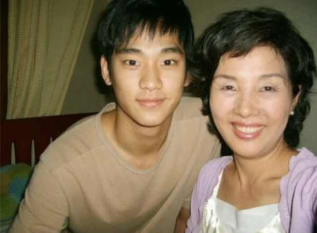 金秀賢和媽媽合照，並自認整容，金秀賢現一躍成為韓國最受歡迎的歐巴。