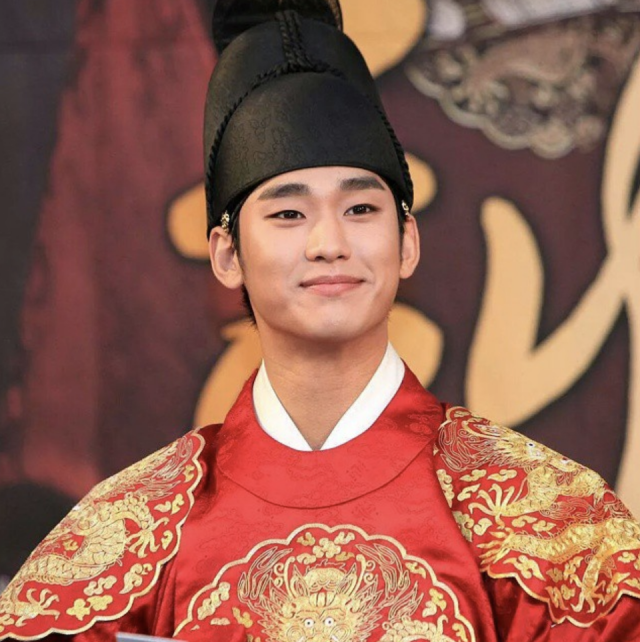 初出道時金秀賢演出韓劇《擁抱太陽的月亮》，扮演皇帝的韓國古裝造型，立即走紅。