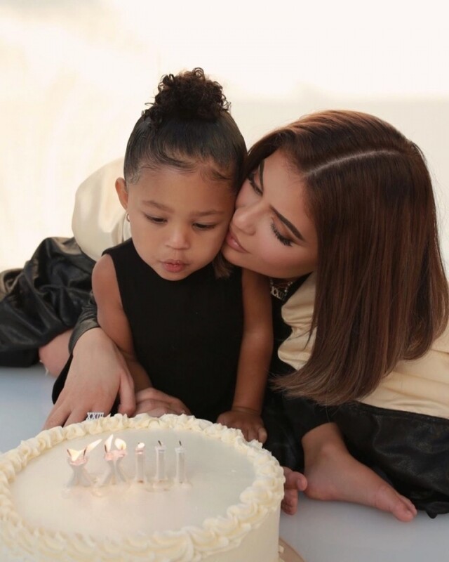 Kylie 成為年輕的單親媽媽 Kylie 成為年輕的單親媽媽
