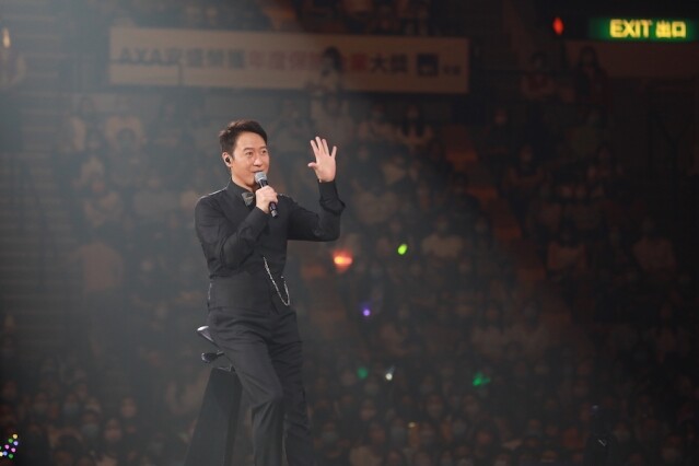 黎明於演唱會上再發放黎明式金句,「肥肉會慢慢變少,水份嚟啫!」。 黎明於演唱會上再發放黎明式金句,「肥肉會慢慢變少,水份嚟啫!」。