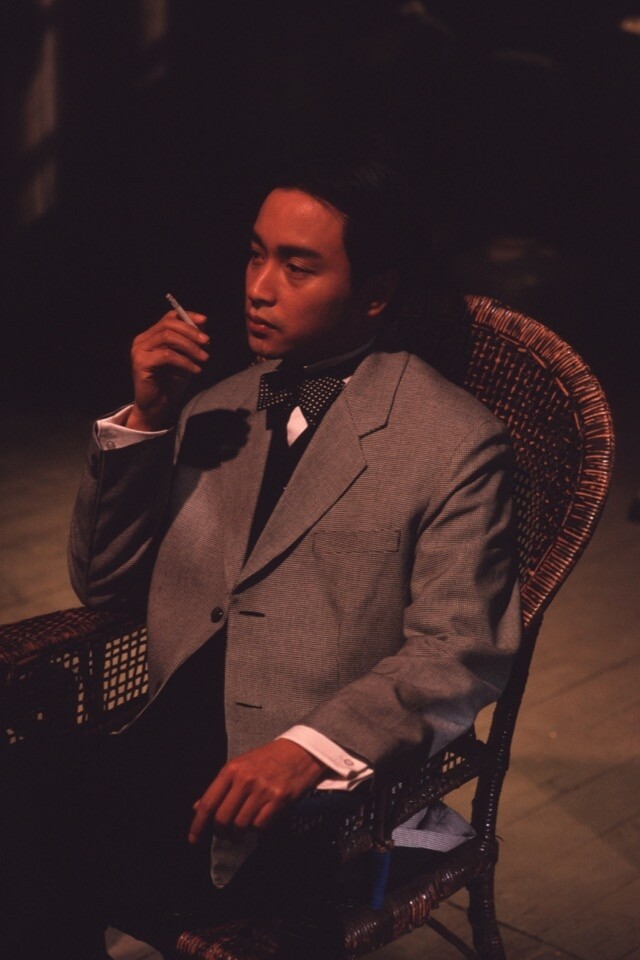 張國榮不經意流露的不羈氣質,令人著迷。至今亦無人可以取代他的地位。 張國榮不經意流露的不羈氣質,令人著迷。至今亦無人可以取代他的地位。