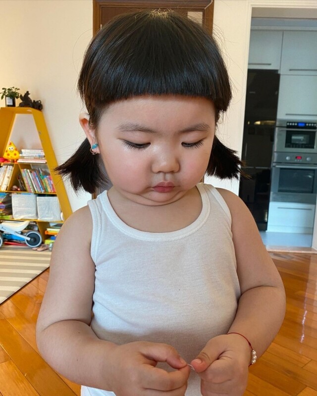 3 歲李元元已經擁有女團魂！「香港最年輕 KOL」李燦森女兒 Lucy 超自信萌爆相