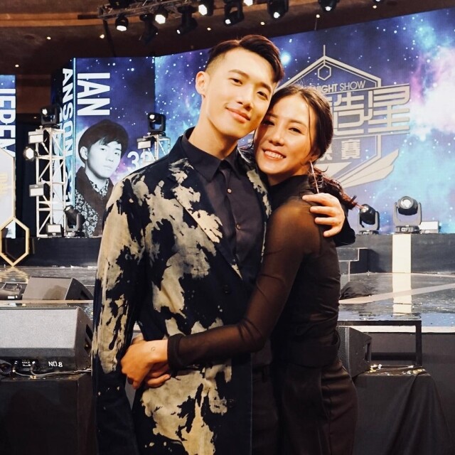 油頭不僅是受歐美男星歡迎,Mirror 成員 Stanley 有段時間也喜歡梳油頭造型,顯得俐落又帥氣,穿上西裝後更是十分適合。 油頭不僅是受歐美男星歡迎,Mirror 成員 Stanley 有段時間也喜歡梳油頭造型,顯得俐落又帥氣,穿上西裝後更是十分適合。