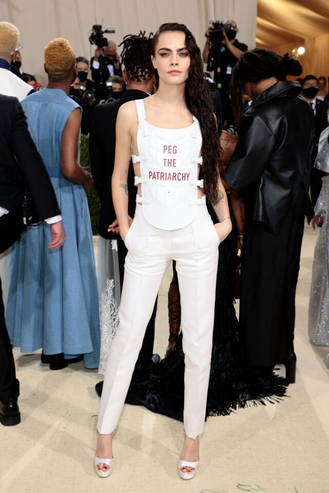 Cara Delevingne 以 Dior 服飾 make a statement,希望 Peg the Patriarchy 打到父權,跟 Dior empowering Women 的理念一致。 Cara Delevingne 以 Dior 服飾 make a statement,希望 Peg the Patriarchy 打到父權,跟 Dior empowering Women 的理念一致。