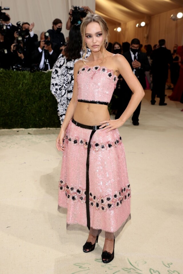 作為 Chanel 寵兒，Lily-Rose Depp 自然穿起香奈兒服飾示人。