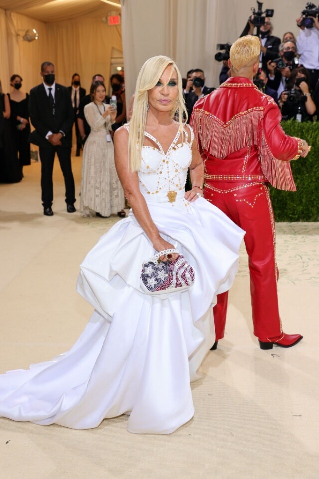 Donatella Versace 會穿甚麽到 Met Gala?不用多問都知道是 Versace 吧。 Donatella Versace 會穿甚麽到 Met Gala?不用多問都知道是 Versace 吧。