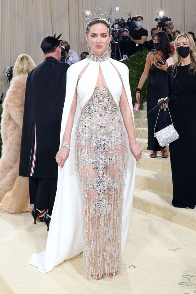 Emily Blunt 穿著 Miu Miu 晚裝裙,配襯 Messika 珠寶。 Emily Blunt 穿著 Miu Miu 晚裝裙,配襯 Messika 珠寶。