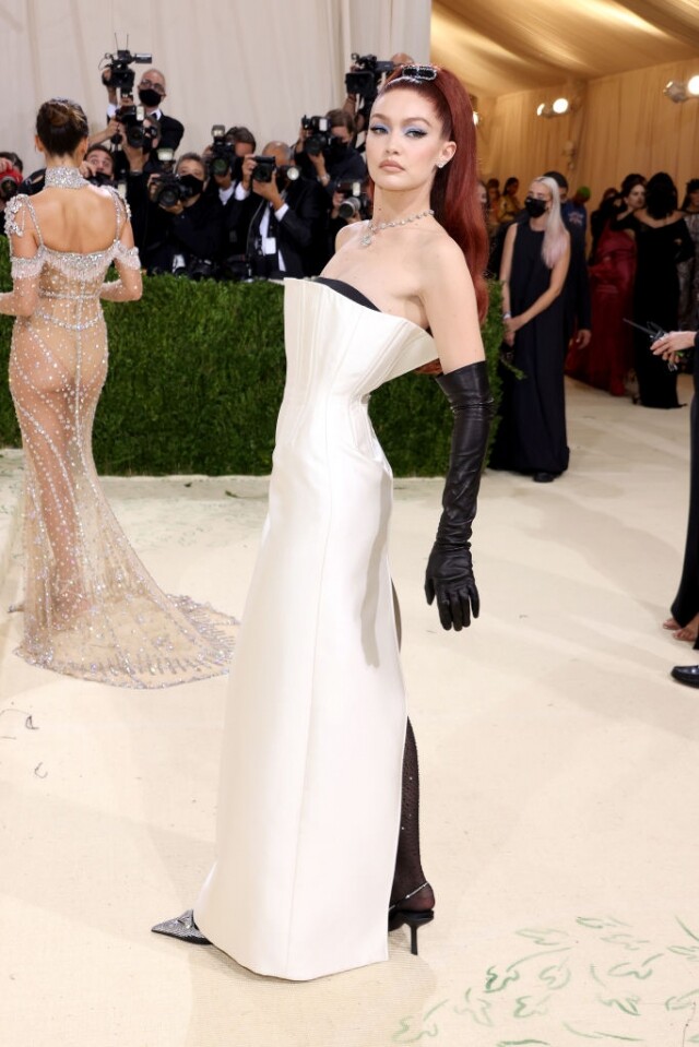Gigi Hadid 穿著 Prada，黑白造型看似簡單，其實藏著不少心思。