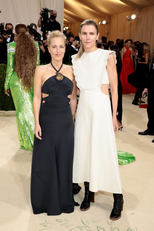 美國演員 Gillian Anderson 跟 Chloé 創意總監 Gabriela Hearst 一同出席晚宴，Gillian Anderson 身上的晚裝是Chloé 為她度身訂造的設計。