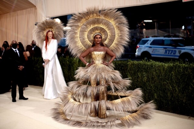 名牌 Iman 穿著 Harris Reed 的金色晚裝裙，造型猶如太陽神。