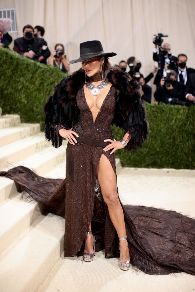 Jennifer Lopez 穿上了 Ralph Lauren 晚裝裙,一如以往地展示自己的姣好身材。 Jennifer Lopez 穿上了 Ralph Lauren 晚裝裙,一如以往地展示自己的姣好身材。