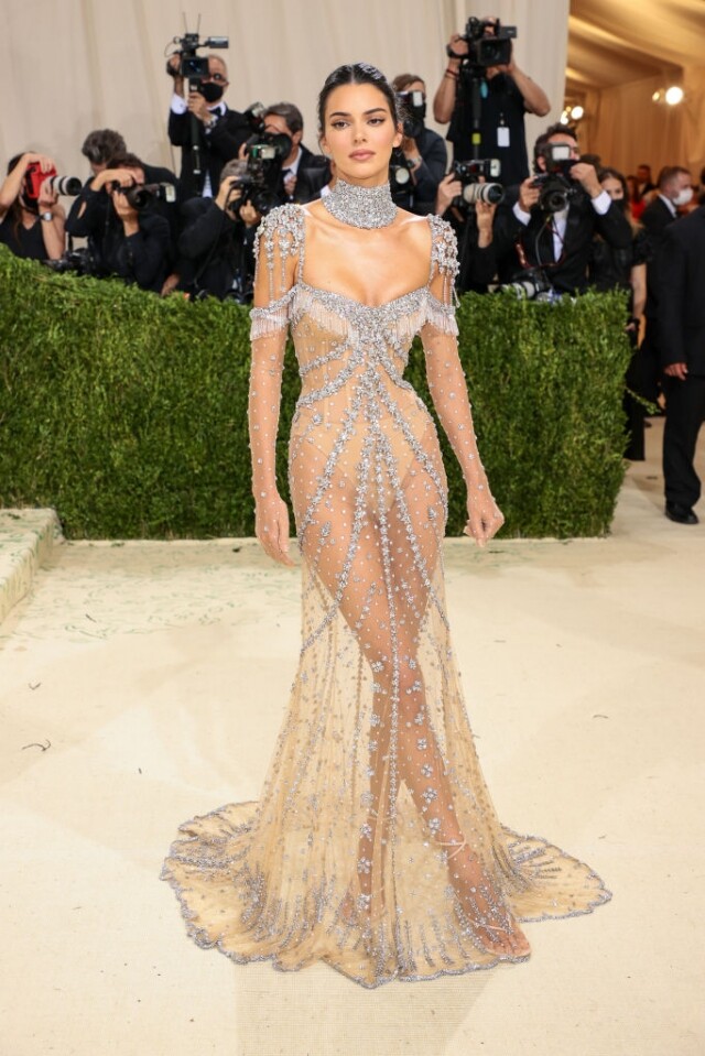 Kendall Jenner 身穿極度性感的 Givenchy 晚裝，展示完美身型。
