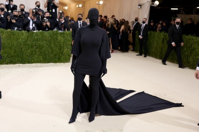 話題女星 Kim Kardashian 竟然收起一貫的性感造型，穿起一襲黑色 Balenciaga 蒙面貼身晚裝裙，成功引起話題。