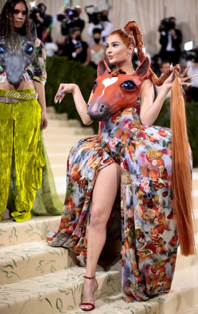 歌手 Kim Petras 穿著來自品牌 Collina Strada 的馬頭晚裝，實在是今年最驚嚇的造型之一......