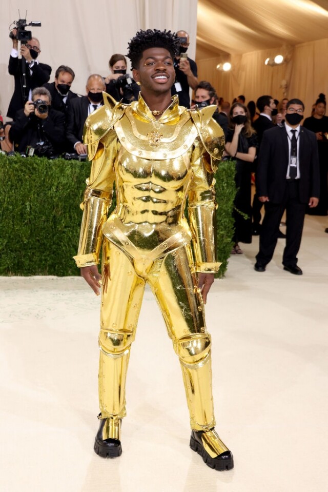 脫下斗篷後，Lil Nas X 展示了 Versace 金盔甲造型，被不少網民稱為真人版「聖鬥士星矢」。