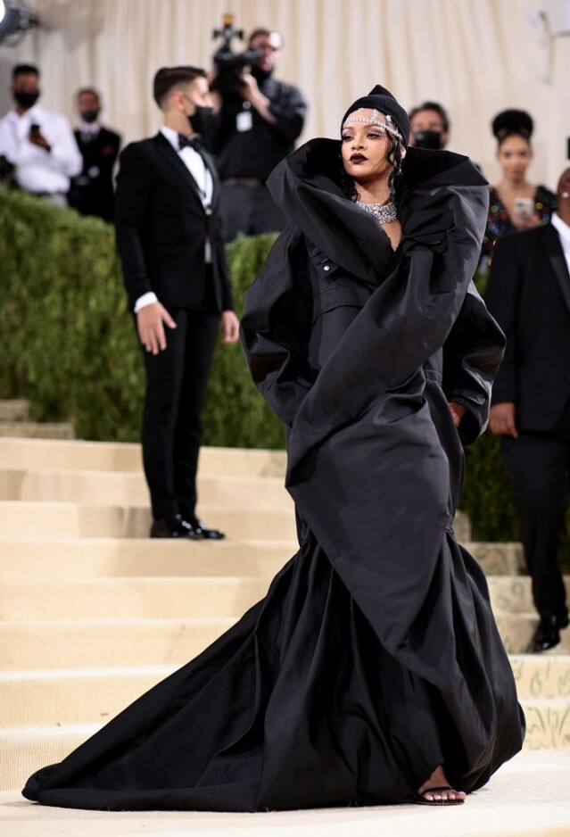 向來是 Met Gala 紅地毯女皇的 Rihanna，今次穿起 Balenciaga Oversized 黑色晚裝裙，再次 slay the party！