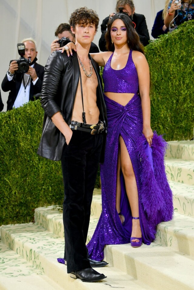 Shawn Mendes 跟 Camila Cabello 又一次情侶檔出席活動，並穿上美國品牌 Michael Kors Collection 的衣服，貼合展覽主題。