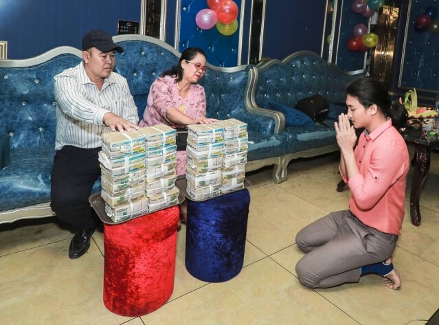 Paing Takhon 已送上一疊現金予父母。