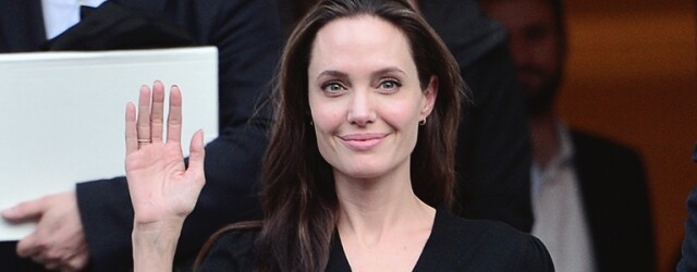 昨天 Angelina Jolie 及 15 歲養子 Maddox 到訪英國倫敦並參觀了白金漢宮。Angelina 這次到倫敦是有任務在身的，就是擔任倫敦政治經濟學院（London School of Economics）的客席講師。課堂上她講解自己發起的關注戰爭國家性暴力問題的活動，又分享了於敘利亞、伊拉克及也門等等戰爭國家的義工經歷。她表示自己有點緊張，但十分重視這個客席課堂，希望盡力做好。