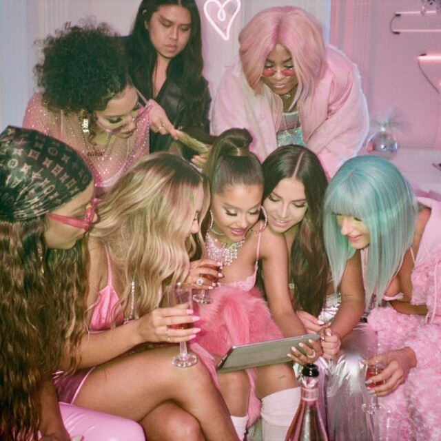 其實Ariana 的歌曲《7 Rings》講述她與好友之間的姊妹情 其實Ariana 的歌曲《7 Rings》講述她與好友之間的姊妹情
