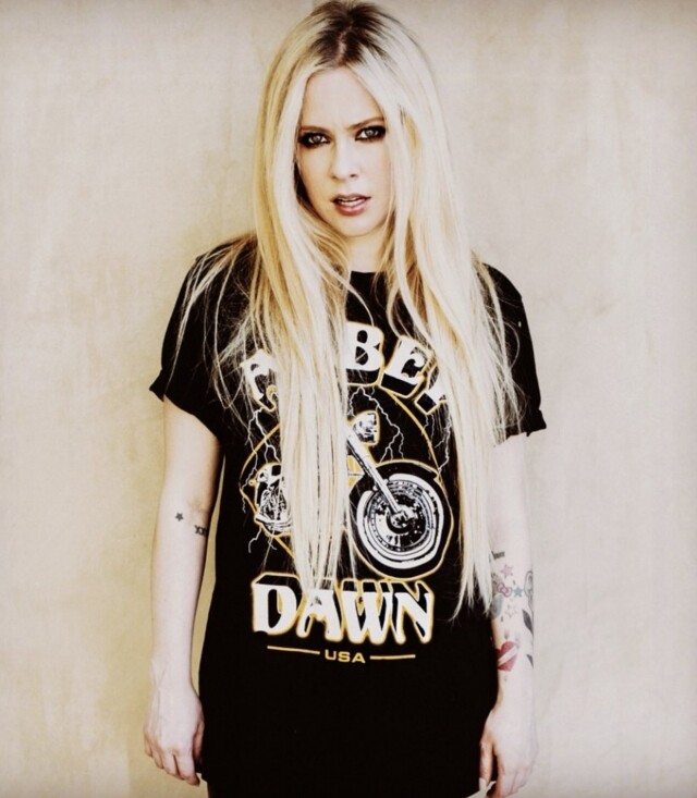 Avril Lavigne 搖滾壞女孩穿搭 搶眼的圖案