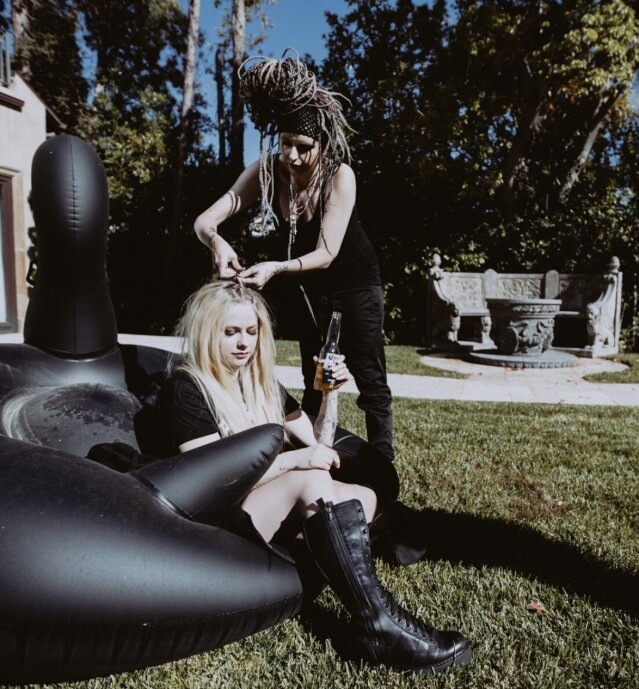 Avril Lavigne 搖滾壞女孩穿搭 靴子