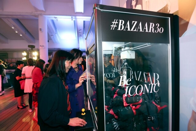 來賓可以在夾公仔機前挑戰自己,嘗試夾取限量版的全黑 BAZAAR Tee。 來賓可以在夾公仔機前挑戰自己,嘗試夾取限量版的全黑 BAZAAR Tee。