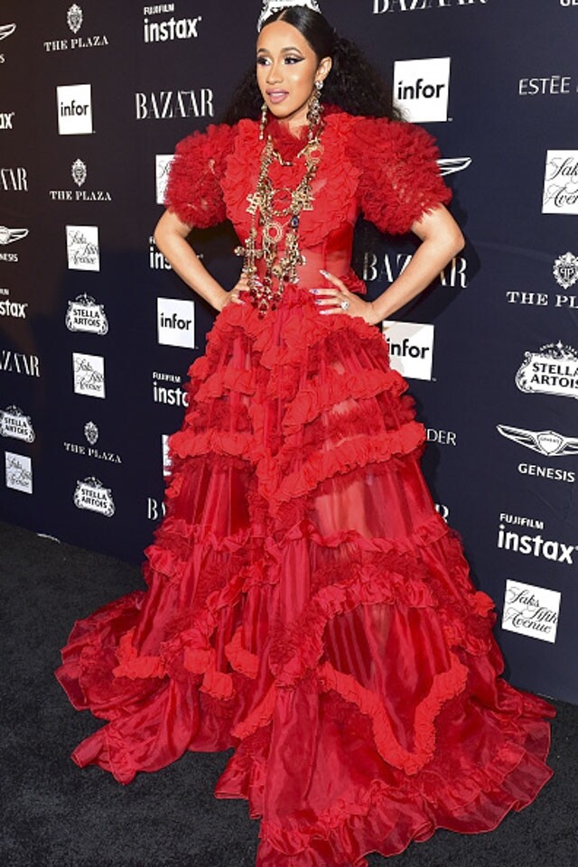 美國饒舌新星 Cardi B 以一襲 Dolce & Gabbana 血紅色晚裝裙出席派對，散發貴氣。