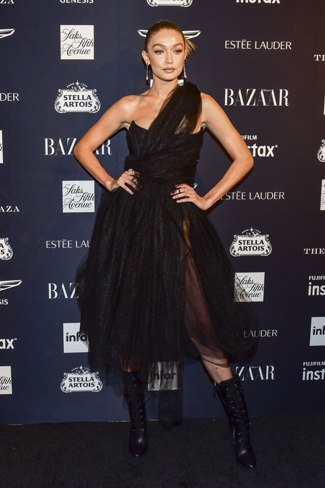 Gigi Hadid 以黑色紗裙配襯黑色皮靴，造型帶點搖滾風格，符合派對主題。