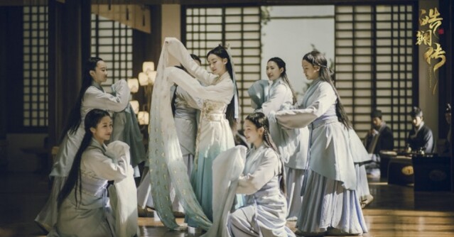 在服裝造型上，劇組針對不同國家在衣服上做了明顯區分。例如：趙國多以白色、金色服飾為主。