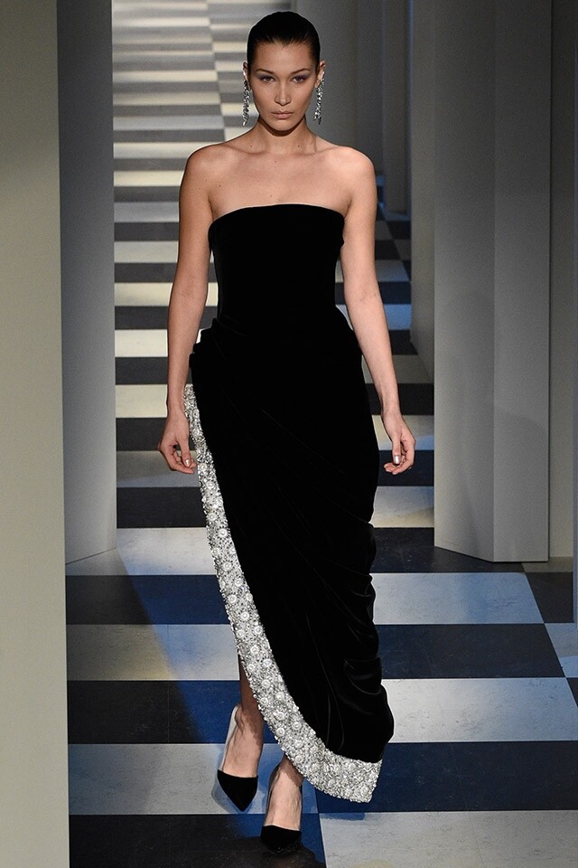另一場弄哭 Bella 的 show 是 Oscar De La Renta & Monse 的 2017 秋冬時裝 show。Oscar De La Renta & Monse 是傳奇品牌與 Monse 合作的新 label,當 Belle 知道能踏上 Oscar de la Renta 台板的時候已經感動不已,當知道能當上壓軸模特兒後更覺得難以置信,因為 Oscar de la Renta 在她心中的地位非常崇高。 另一場弄哭 Bella 的 show 是 Oscar De La Renta & Monse 的 2017 秋冬時裝 show。Oscar De La Renta & Monse 是傳奇品牌與 Monse 合作的新 label,當 Belle 知道能踏上 Oscar de la Renta 台板的時候已經感動不已,當知道能當上壓軸模特兒後更覺得難以置信,因為 Oscar de la Renta 在她心中的地位非常崇高。