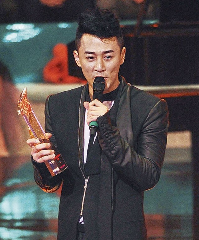 2009 年林峯於《十大勁歌金曲頒獎典禮》奪得亞太區最受歡迎男歌手
