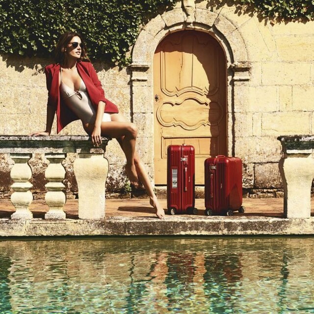 就連盛傳 2017 將會是最後一次走 Victoria Secret 的超模 Alessandra Ambrosio 都愛以 Rimowa 作出門旅行的選擇，而 Alessandra Ambrosio 的選擇是熱情的紅色，如她本人一樣，so hot !