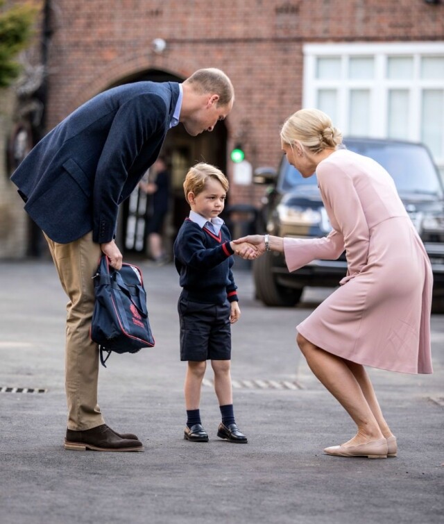 回顧兩年前喬治小王子剛入學的一刻。當年他同樣挽着父親威廉王子的手