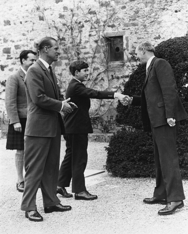 時間回溯到1962年，查爾斯王子開始在蘇格蘭的寄宿學校就讀