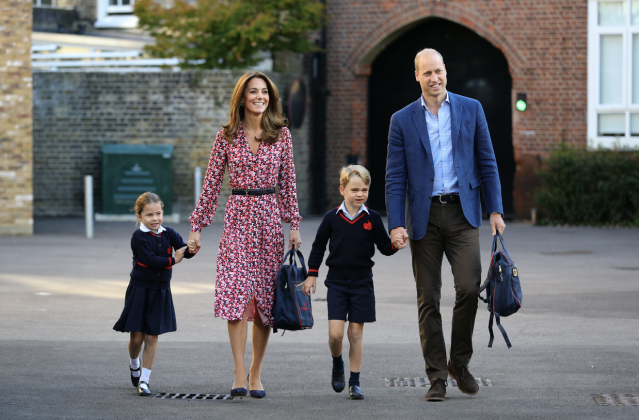 夏洛特小公主拖着媽媽凱特皇妃（Kate Middleton）的手