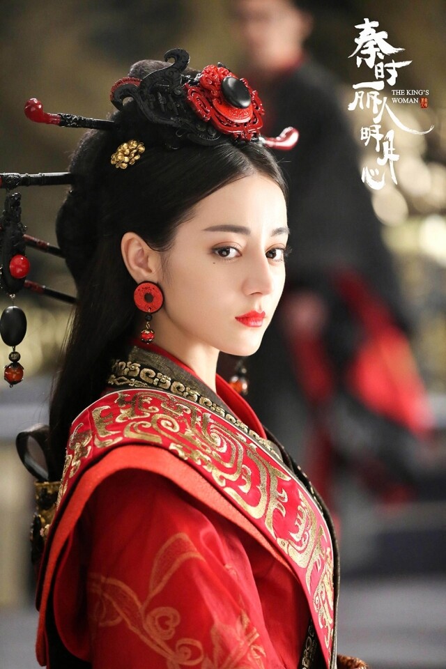 一身大紅服和金光閃閃的圖案 一身大紅服和金光閃閃的圖案