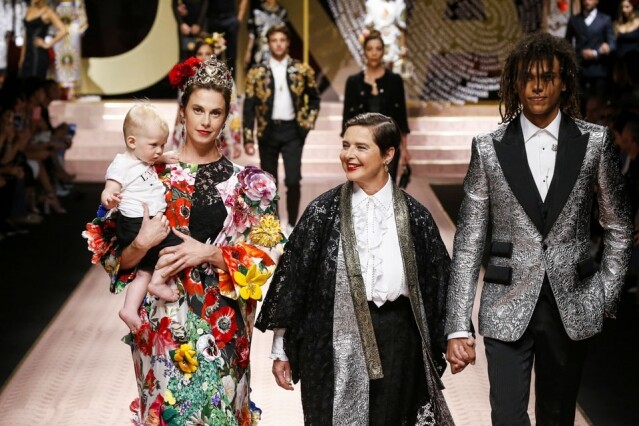 Dolce & Gabbana 亦邀請了導演、作家以及模特兒,集 3 種身分於一身的 Isabella Rossellin Dolce & Gabbana 亦邀請了導演、作家以及模特兒,集 3 種身分於一身的 Isabella Rossellin