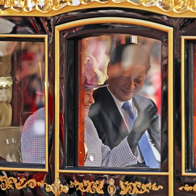 一般情況下，國家元首到訪都會乘坐皇家馬車，經林蔭道前往白金漢宮，例如中國國家主席習近平 2015 年訪問英國時，就是乘坐「南瓜車」。一向最愛氣派、奢華的特朗普似乎不會放過乘坐這架金色馬車的機會。