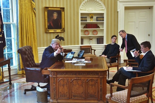 在 Donald Trump 就任美國總統滿 100 日之時，他在白宮的橢圓形辦公室接受美聯社的訪問。記者 Julian Pace 在報導中透露，只要 Donald Trump 按下堅毅桌上的紅色按鈕，一位白宮管家很快就會給他遞上一罐可樂。