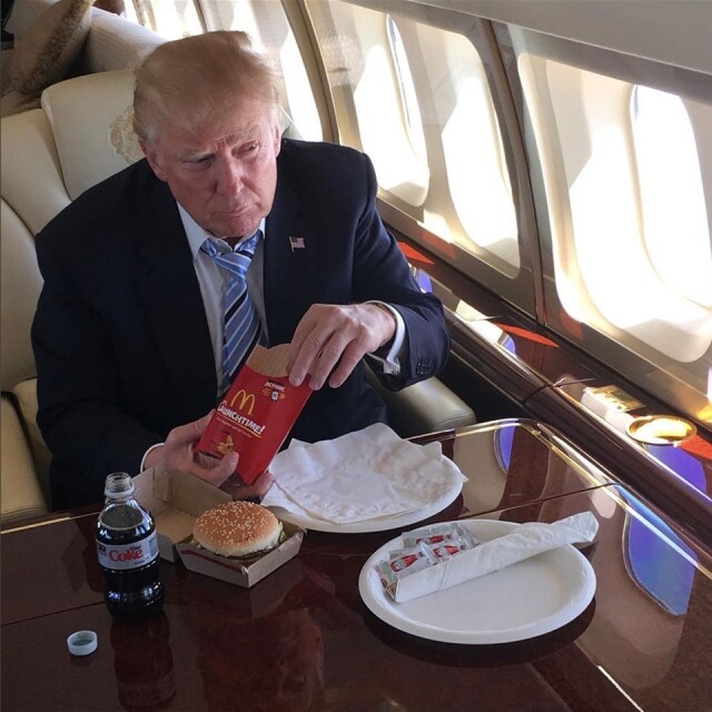 Donald Trump 對被稱為 Junk food 的食品情有獨鍾，已被廣泛證明。他更曾說過自己看《華爾街日報》時可以吃掉一整桶肯德基，當他贏得共和黨總統候選人提名時，慶祝的方法是吃麥當奴漢堡和薯條。