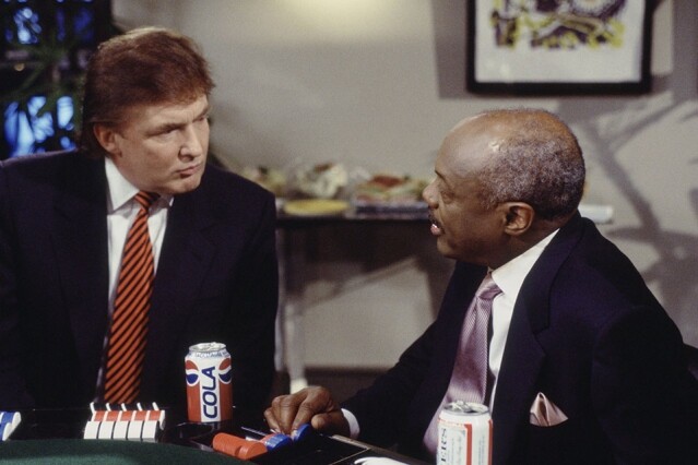 Donald Trump 在 1996 年客串的電視節目《﻿Suddenly Susan》中，也是喝著可樂跟別人談天。