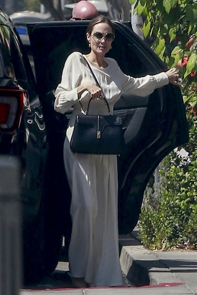 支持 Hedi Slimane 的還有 Angelina Jolie，同樣愛以 Celine The 16 Bag 配襯日常造型。