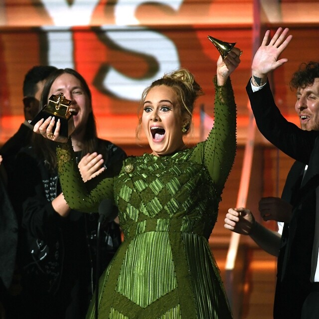 台上表現激動的 Adele,在獲頒年度大碟(Record of the Year)時,已大讚Beyoncé:「你是我的偶像與夢想,我很崇拜你。你每天都在觸動我的靈魂,並維持了將近 17 年之久,我真的很崇拜你。」 台上表現激動的 Adele,在獲頒年度大碟(Record of the Year)時,已大讚Beyoncé:「你是我的偶像與夢想,我很崇拜你。你每天都在觸動我的靈魂,並維持了將近 17 年之久,我真的很崇拜你。」