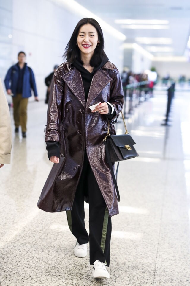 大表姐劉雯對時尚觸角一向獨到，Givenchy 自換上新設計主帥 Clare Waight Keller 後推出的復古味 GV3 系列手袋，劉雯早已用上了。
