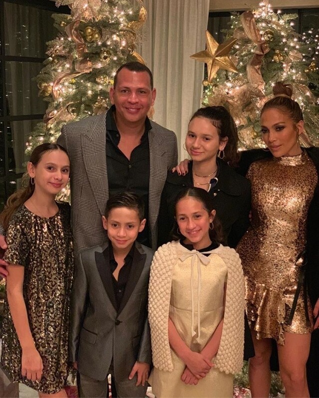 Jennifer Lopez 曾三度結婚，與第三任丈夫 Marc Anthony 育有一對龍鳳胎